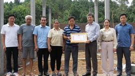 Phó Chủ tịch UBND tỉnh Ngô Hạnh Phúc thăm, trao Bằng khen của Chủ tịch UBND tỉnh cho một số hộ dân bị ảnh hưởng bởi Dự án đường dây 500kV Lào Cai - Vĩnh Yên