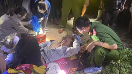 Các lực lượng xã Mường Hum xuyên đêm cứu người dân gặp nạn