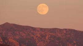 'Trăng hồng' và 'trăng xanh' tháng 4 - 5 có gì đặc biệt?