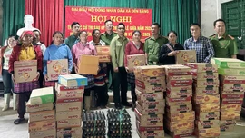Xã Dền Sáng thăm hỏi, động viên bà con tránh trú mưa lũ