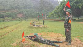 Các đơn vị thuộc Sư đoàn 355 tổ chức cho chiến sĩ mới thực hành bắn đạn thật 