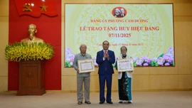 Đảng ủy phường Cam Đường trao huy hiệu Đảng cho 46 đảng viên