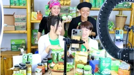 Hàng vạn nông dân bán hàng livestream