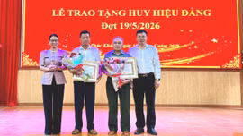 Đảng ủy xã Phúc Khánh và Cảm Nhân trao tặng Huy hiệu Đảng đợt 19/5