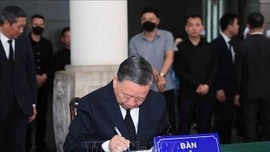 Xúc động những dòng ghi sổ tang viếng nguyên Chủ tịch nước Trần Đức Lương