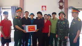 Đoàn công tác Bộ CHQS tỉnh thăm, tặng quà người dân thôn Làng Nủ, xã Phúc Khánh