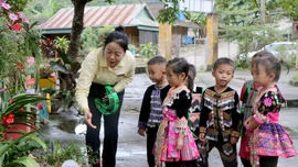 Lan tỏa vẻ đẹp trang phục truyền thống trong trường học vùng cao