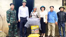 Lãnh đạo xã Bản Xèo thăm hỏi, trao quà hộ dân bị ảnh hưởng do mưa dông