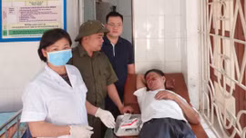 Các lực lượng xã Khánh Hòa kịp thời giúp đỡ công dân bị nạn đi cấp cứu