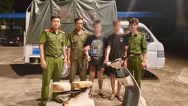 Bắt giữ hai thiếu niên dùng kiếm cướp xe máy điện