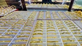 Giá vàng trong nước đi xuống, chênh lệch với thế giới ngày càng tăng