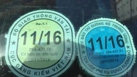 Đề xuất bãi bỏ tem nộp phí sử dụng đường bộ dán trên kính xe ôtô