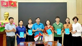 Liên đoàn Lao động tỉnh tặng quà đoàn viên có hoàn cảnh khó khăn