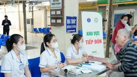 Bộ trưởng Bộ Y tế: Mở rộng BHYT, tiến tới miễn viện phí