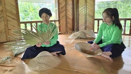 Tiếp sức để phụ nữ miền núi, vùng sâu, vùng xa phát triển và tiêu thụ sản phẩm truyền thống