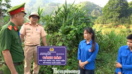 Lào Cai: Công an, thanh niên đội nắng cắm biển cảnh báo các vùng "tử thần"