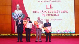 Đảng ủy phường Yên Bái tổ chức lễ trao Huy hiệu Đảng cho 161 đảng viên 