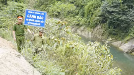 Công an xã Bản Liền cắm 13 biển cảnh báo nguy cơ đuối nước