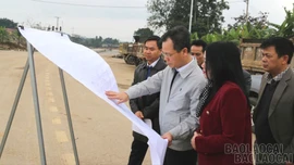 Phó Chủ tịch UBND tỉnh Nguyễn Thành Sinh kiểm tra quy hoạch và tháo gỡ vướng mắc cho các dự án phát triển quỹ đất