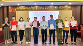 Phường Cam Đường cấp Giấy chứng nhận quyền sử dụng đất cho 9 hộ dân theo mô hình "5 tại chỗ"