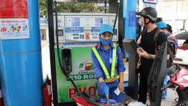 Giá xăng tăng nhẹ, vượt mốc 20.000 đồng/lít