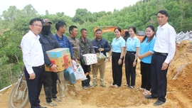 Hội LHPN tỉnh Lào Cai thăm, tặng quà cán bộ, công nhân thi công Dự án đường dây 500kV tại xã Thác Bà