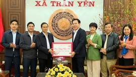 Trưởng Ban Tuyên giáo và Dân vận Tỉnh ủy Dương Đức Huy thăm và tặng quà Tết tại xã Trấn Yên