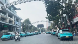 Nhức nhối tình trạng vi phạm trật tự giao thông tại khu vực Cửa khẩu Quốc tế đường bộ Lào Cai