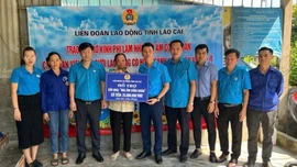 Trao kinh phí sửa chữa 2 nhà “Mái ấm công đoàn”
