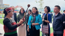 Phó Bí thư Tỉnh ủy Giàng Thị Dung tham quan các khu trưng bày tại Festival sông Hồng - Lào Cai 2025