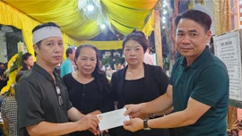 MTTQ Việt Nam tỉnh Lào Cai trao hỗ trợ nạn nhân vụ lật thuyền do thiên tai tại Vịnh Hạ Long