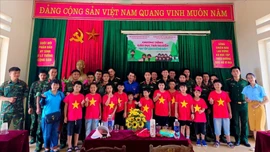 Sôi nổi trải nghiệm hè "Em tập làm chú bộ đội"