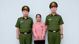 Bắt khẩn cấp bảo mẫu bạo hành trẻ em