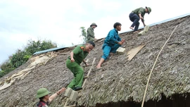 Công an xã Chiềng Ken giúp người dân gia cố lại nhà sau cơn dông lốc 
