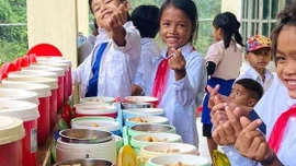 Hỗ trợ bữa ăn trưa cho học sinh tiểu học, THCS ở các xã biên giới