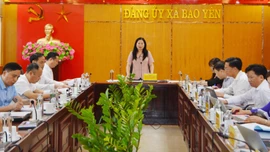Phó Chủ tịch UBND tỉnh Vũ Thị Hiền Hạnh duyệt văn kiện Đại hội Đảng bộ xã Bảo Hà, xã Nghĩa Đô
