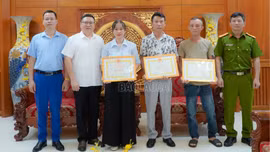 Mậu A: Khen thưởng đột xuất 3 công dân dũng cảm cứu người đuối nước giữa đêm khuya