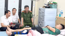 Lãnh đạo xã Yên Bình thăm hỏi, động viên chiến sĩ công an bị thương khi làm nhiệm vụ