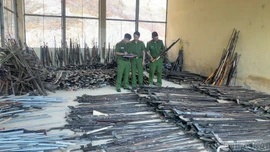 Công an xã Bảo Hà vận động thu hồi vũ khí, vật liệu nổ và công cụ hỗ trợ đạt trên 300% kế hoạch