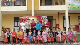 Công đoàn phường Nghĩa Lộ trao 300 suất quà Trung thu cho thiếu nhi