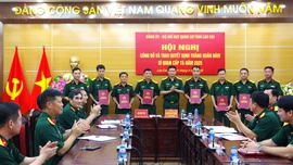 Bộ CHQS tỉnh công bố và trao quyết định thăng quân hàm sĩ quan cấp tá năm 2025 