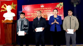 Phó Bí thư Tỉnh ủy Giàng Thị Dung tặng quà Tết tại xã Hợp Thành