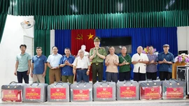 Thiếu tướng Cao Minh Huyền thăm, tặng quà người có uy tín trong vùng đồng bào dân tộc thiểu số