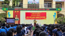 Hơn 1.100 học sinh Trường THPT Cam Đường được giáo dục quốc phòng, an ninh
