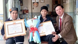 Gia đình người Dao nhiều thế hệ kiên trung theo Đảng