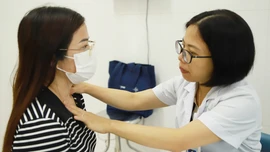 Hơn 300 người dân được khám sàng lọc ung thư miễn phí
