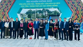 Bí thư Tỉnh ủy Trịnh Việt Hùng tham quan các khu trưng bày tại Festival sông Hồng 2025