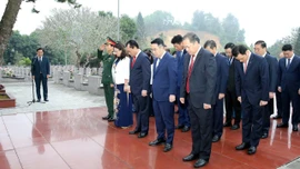 Đoàn đại biểu tỉnh Lào Cai dâng hương tưởng niệm Chủ tịch Hồ Chí Minh và viếng Nghĩa trang Liệt sĩ trung tâm tỉnh