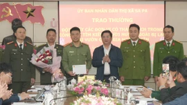 Trao thưởng đột xuất các đơn vị tham gia tìm kiếm người nước ngoài bị lạc tại Vườn Quốc gia Hoàng Liên