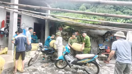 Lào Cai: Lực lượng chức năng hỗ trợ người dân thôn San Lùng di chuyển tài sản đến nơi an toàn 